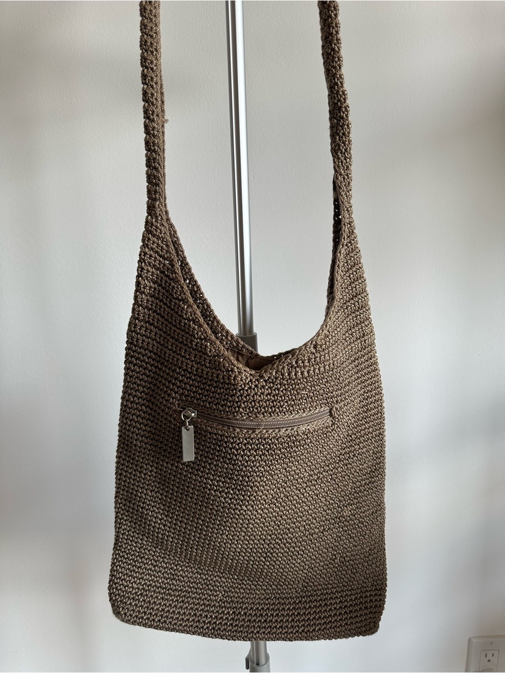 Le Sac Woven Shoulder Bag in Taupe Brown